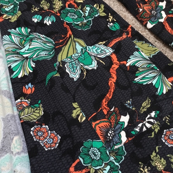 SALE 🎉 LuLaRoe Floral Sarah XS - Picture 2 of 4